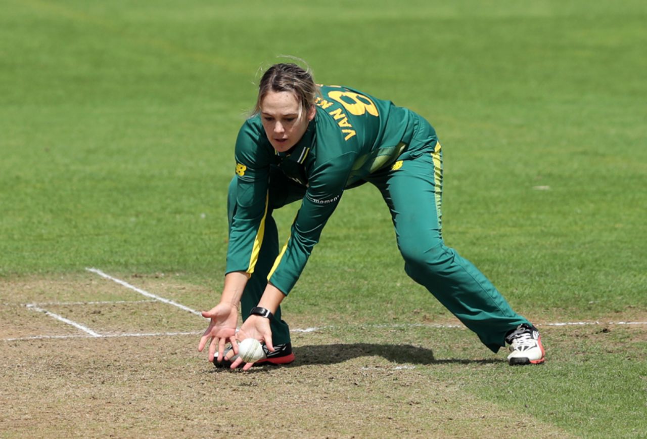 Dane van Niekerk bagged her third four-wicket haul of the tournament, South Africa Women v Sri Lanka Women, Women's World Cup, Taunton, July 12, 2017