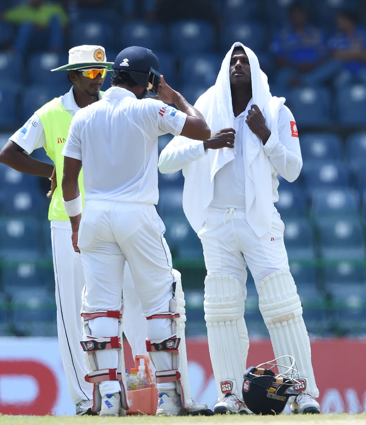 Angelo Mathews cools down in the middle, Sri Lanka v Zimbabwe, only Test, 2nd day, Colombo, July 15, 2017