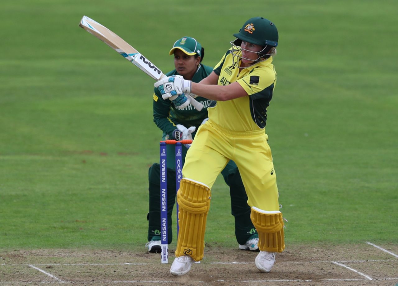 Beth Mooney swivels during a pull, Australia v South Africa, Women's World Cup, Taunton, July 15, 2017
