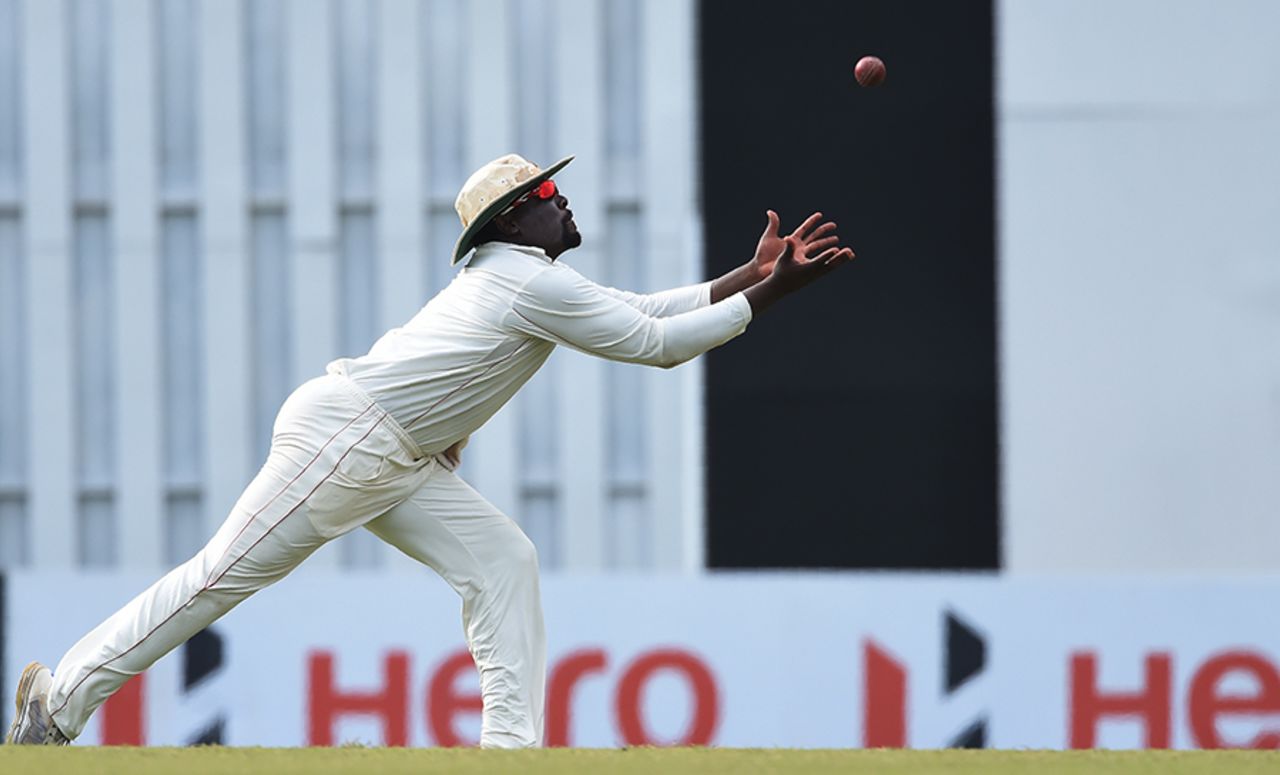 Hamilton Masakadza held on to tough take to dismiss Angelo Mathews, Sri Lanka v Zimbabwe, only Test, 2nd day, Colombo, July 15, 2017