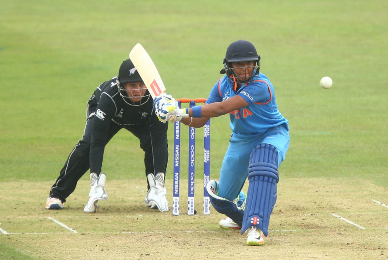 Harmanpreet Kaur takes a straight ball on the full and looks to sweep, India v New Zealand, Women's World Cup, Derby, July 15, 2017