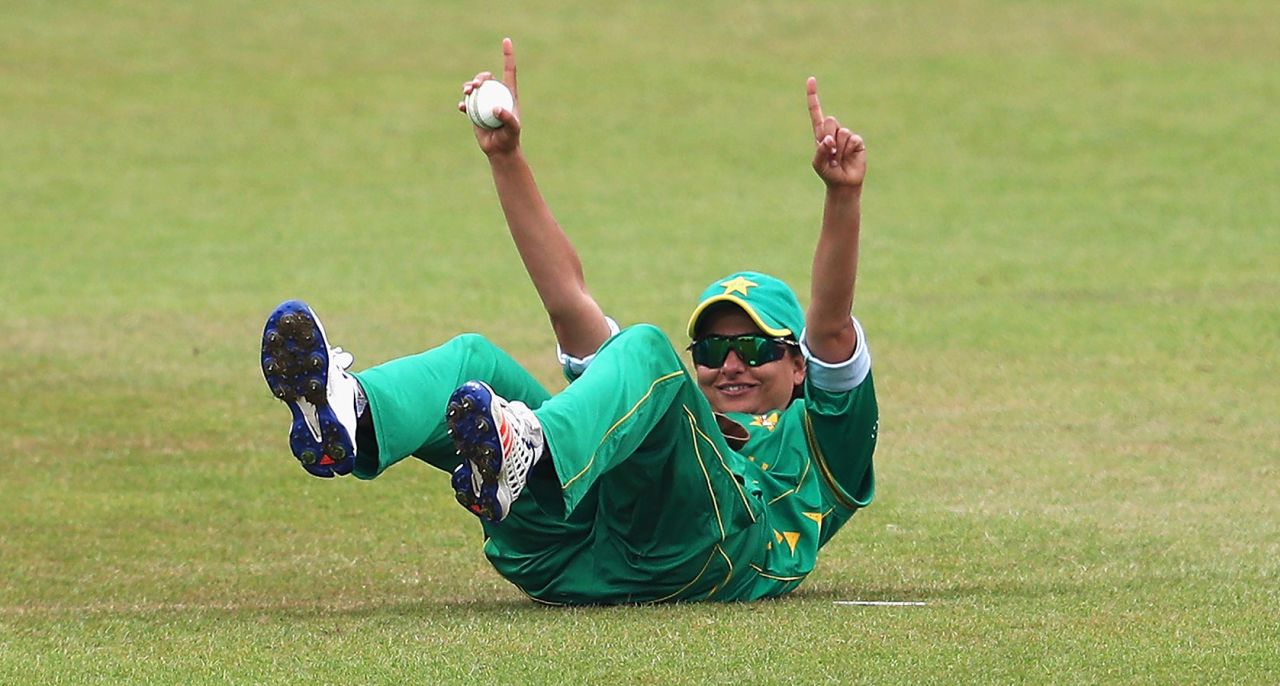 Sana Mir catches Chamari Atapattu at midwicket, Pakistan v Sri Lanka, Women's World Cup, Leicester, July 15, 2017