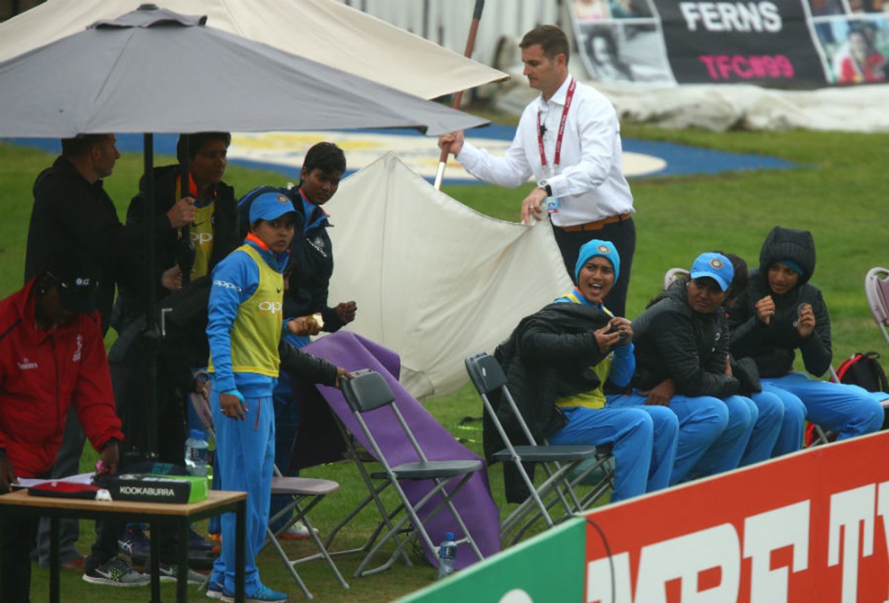 Plenty of hand warmers and thermals were in use on a blustery day, India v New Zealand, Women's World Cup, Derby, July 15, 2017