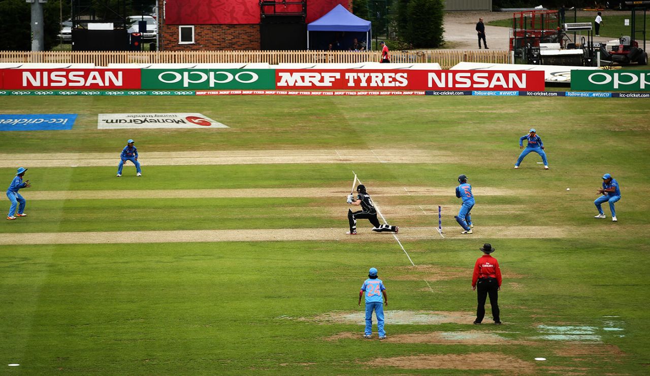 Jhulan Goswami takes a catch to dismiss Lea Tahuhu, India v New Zealand, Women's World Cup, Derby, July 15, 2017