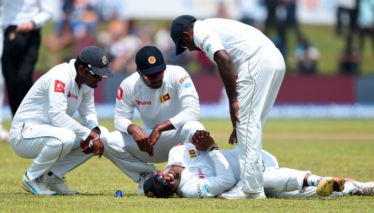 Asela Gunaratne injured his wrist while attempting a catch at second slip, Sri Lanka v India, 1st Test, Galle, 1st day, July 26, 2017