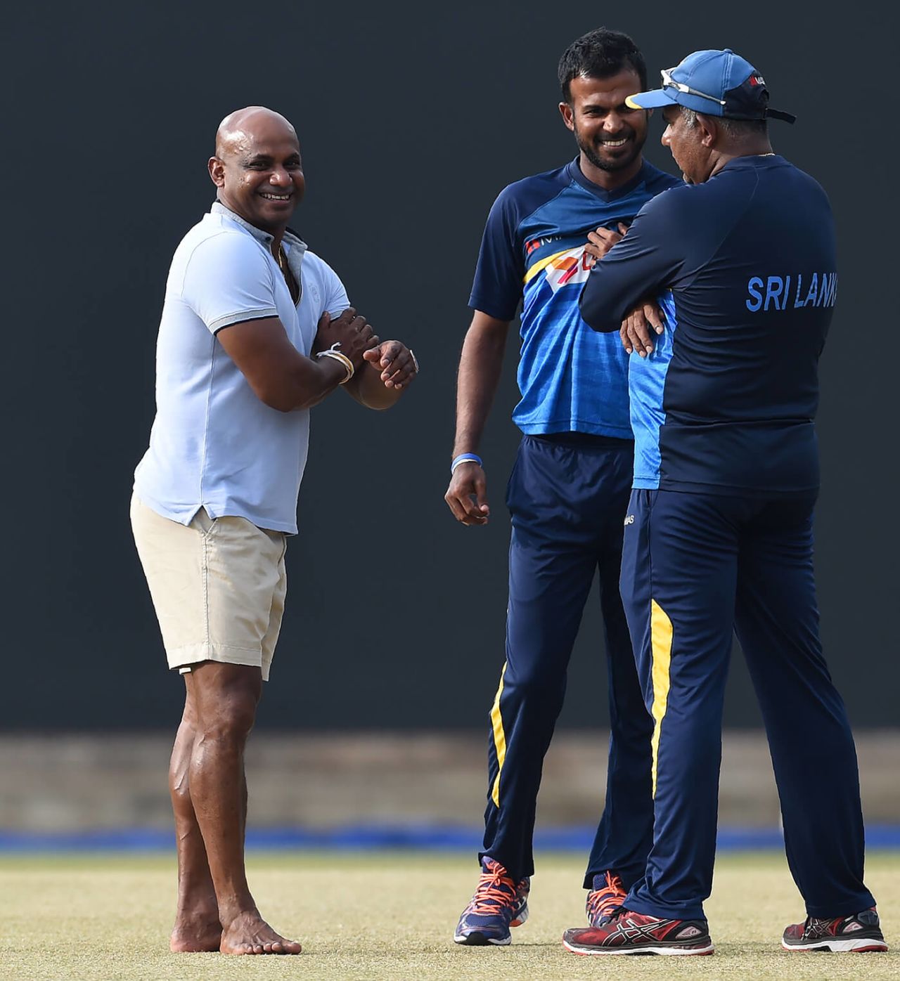 Chief selector Sanath Jayasuriya talks to captain Upul Tharanga and cricket manager Asanka Gurusinha, Colombo, April 3, 2017
