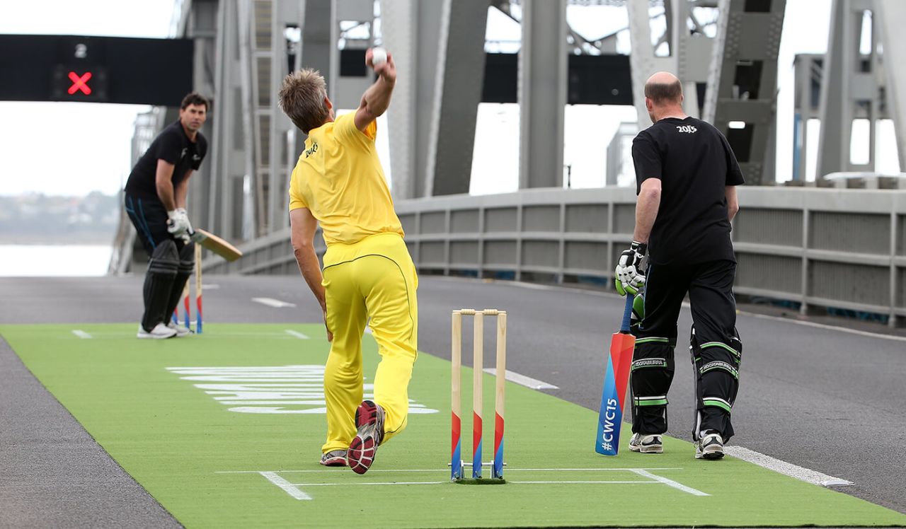 Stephen Fleming and Andy Bichel about to play cricket on Auckland Harbour Bridge, marking 100 days to go until the 2015 World Cup, October 26, 2014