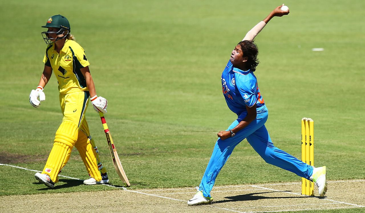 Jhulan Goswami bowls, Australia v India, 1st Women's ODI, Canberra, February 2, 2016