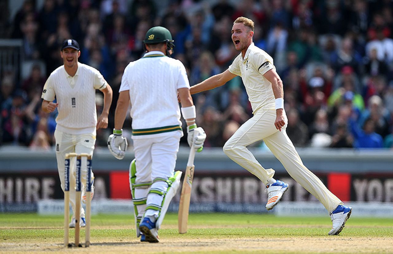 Stuart Broad claimed the early wicket of Dean Elgar, England v South Africa, 4th Investec Test, Old Trafford, 4th day, August 7, 2017