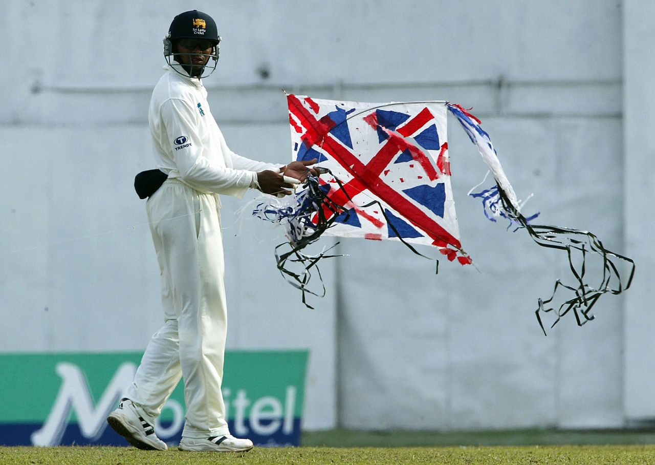 Tillakaratne Dilshan removes a kite from the field, Sri Lanka v England, 2nd Test, Kandy, 4th day, December 13, 2003
