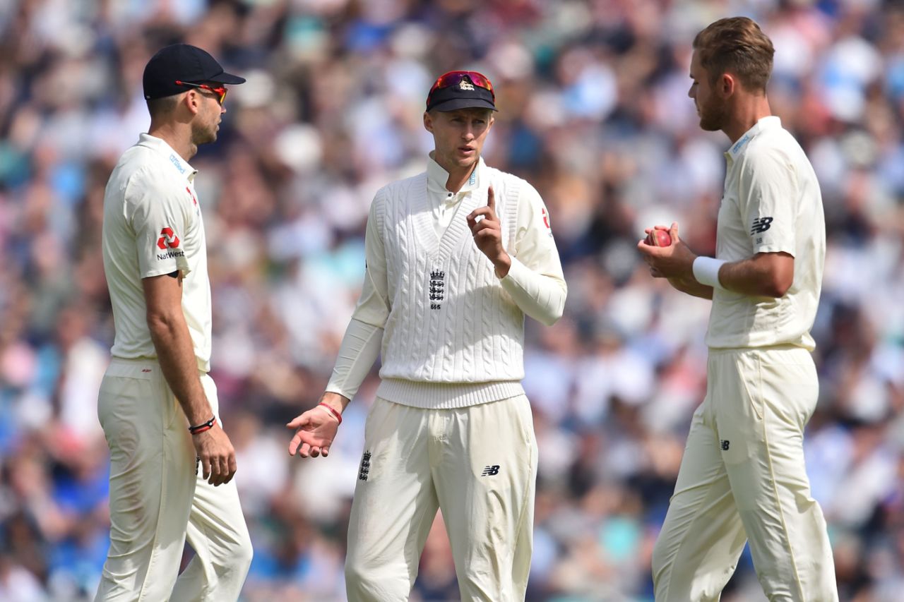 Joe Root has a quick confab with Stuart Broad and James Anderson, England v South Africa, 3rd Test, The Oval, 3rd day, July 29, 2017