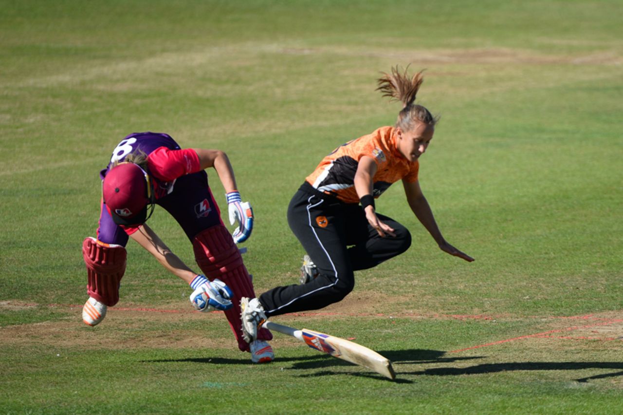 Tash Farrant se Parry of Loughborough Lightning ran into each other, Southern Vipers v Loughborough Lightning, Women's Super League, Derby, August 15, 2017
