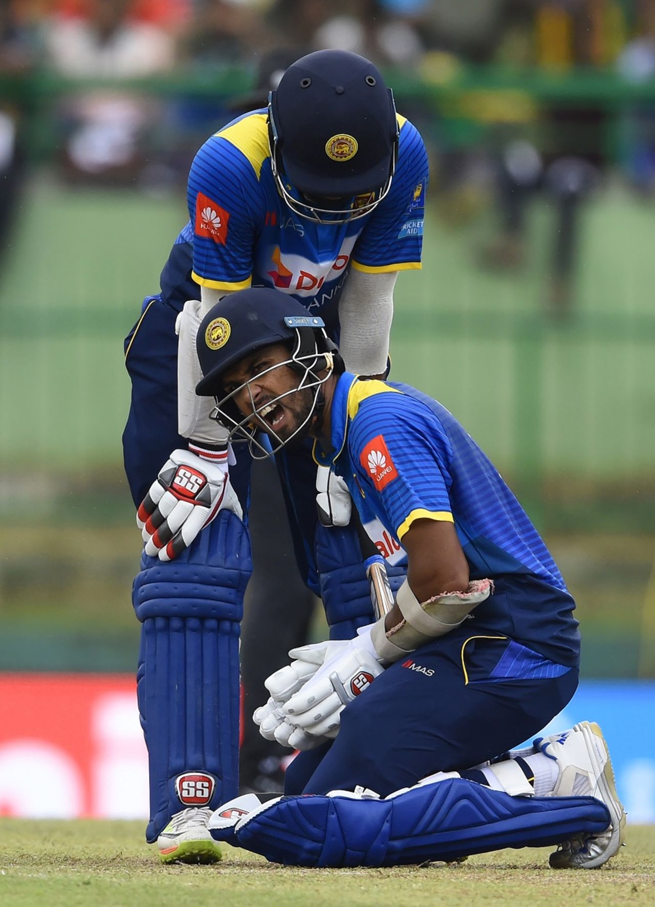Dinesh Chandimal sustained a painful blow to his right thumb, Sri Lanka v India, 3rd ODI, Pallekele, August 27, 2017