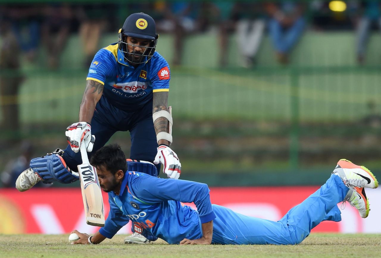 Chamara Kapugedera collides with Axar Patel, Sri Lanka v India, 3rd ODI, Pallekele, August 27, 2017