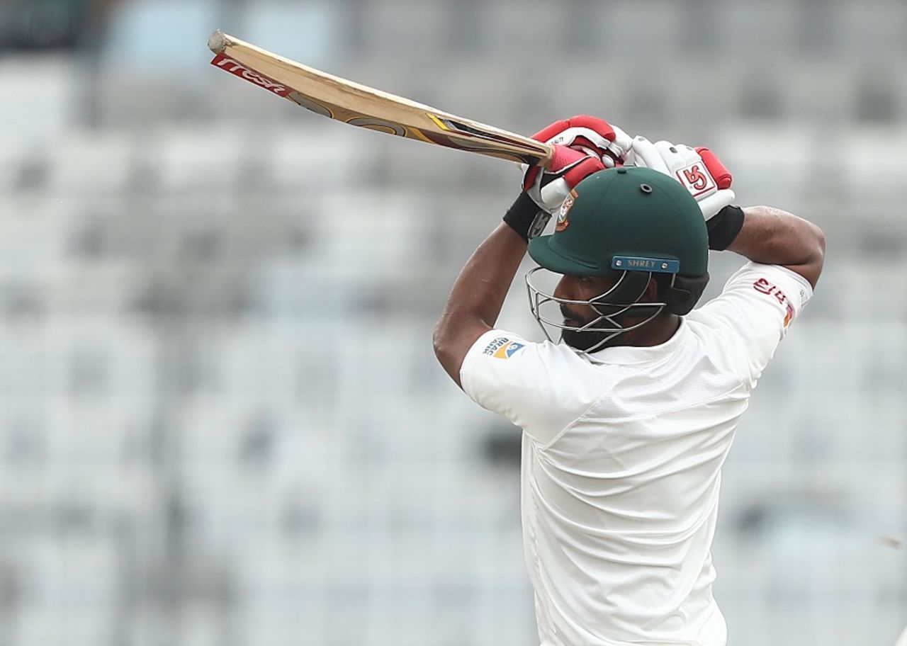 Tamim Iqbal punches with a high elbow, Bangladesh v Australia, 1st Test, Mirpur, 3rd day, August 29, 2017