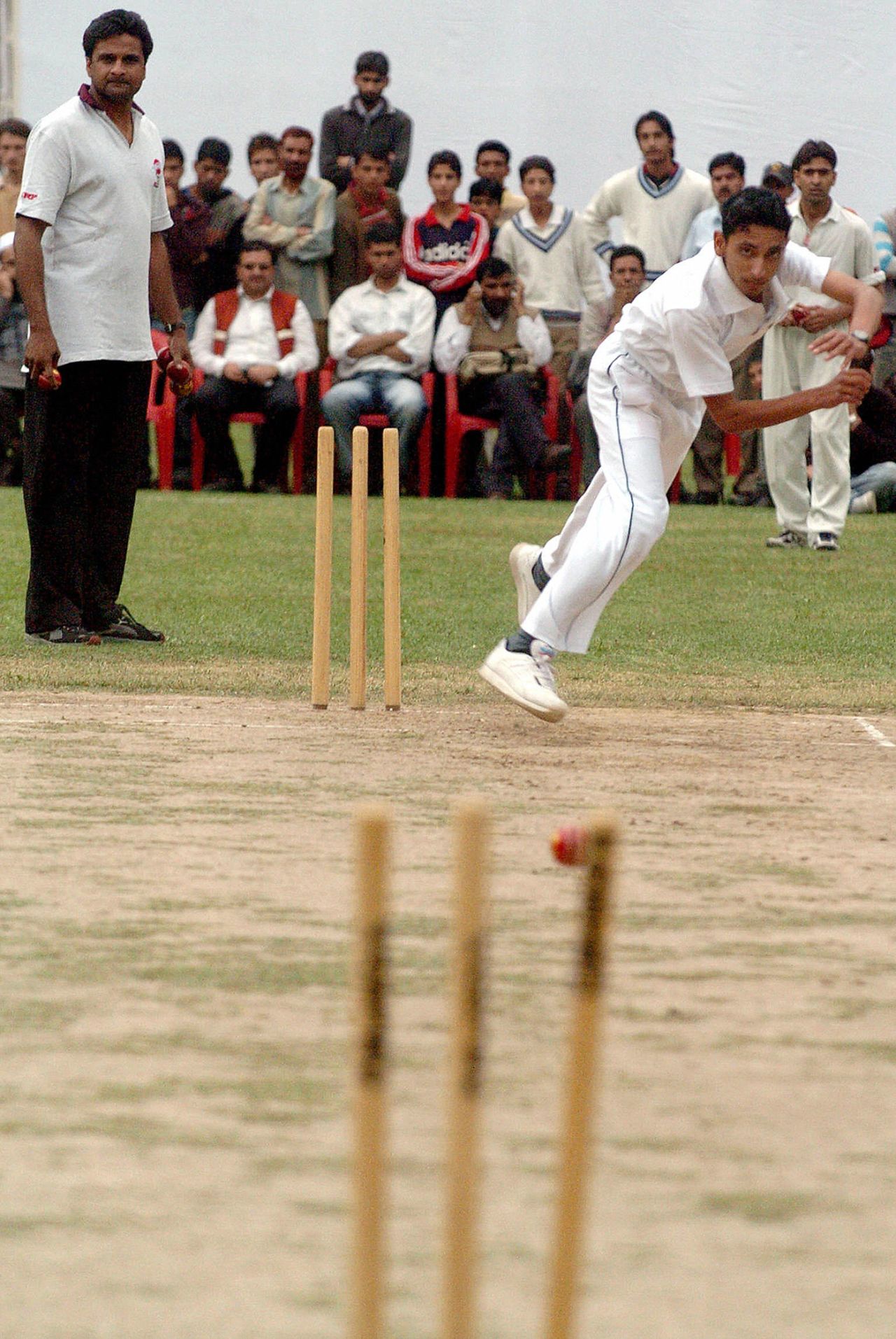 Javagal Srinath watches young bowlers at a talent-spotting event in Srinagar for the MRF Pace Foundation, May 2, 2006