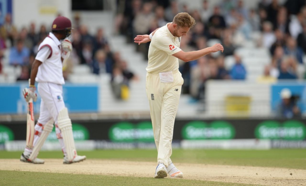 Stuart Broad kicks the turf in frustration, England v West Indies, 2nd Investec Test, Headingley, 5th day, August 29, 2017