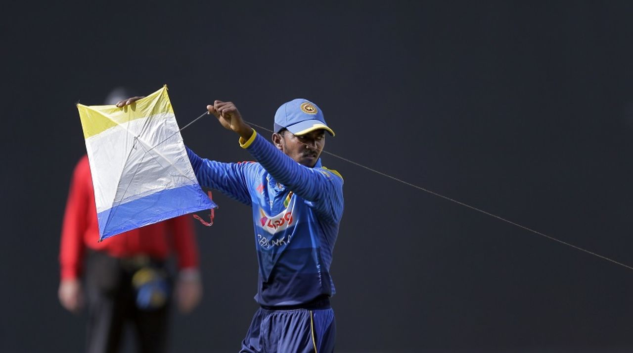 Akila Dananjaya tries to untangle a stray kite on the field, Sri Lanka v India, 4th ODI, Colombo, August 31, 2017