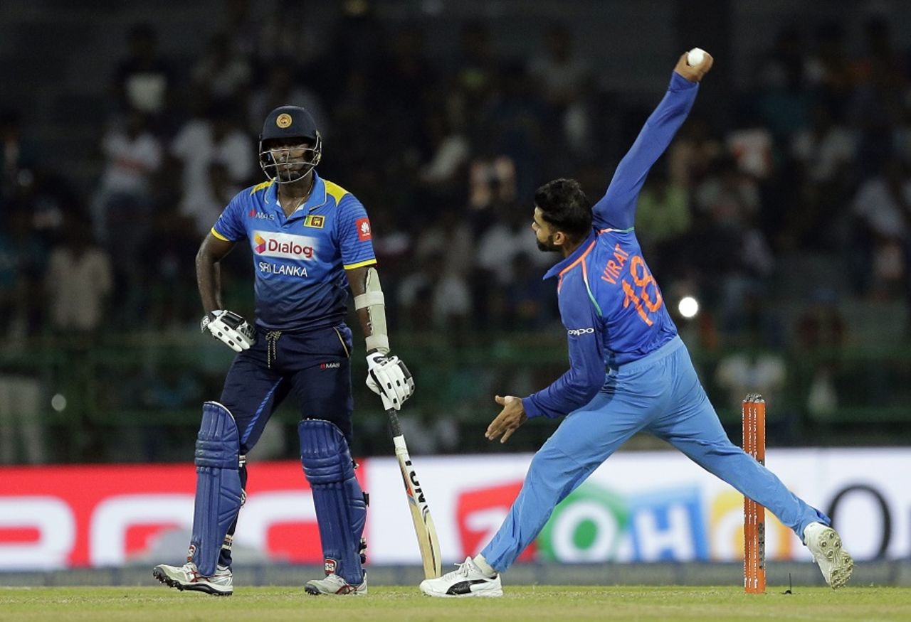 Virat Kohli delivers a ball as Angelo Mathews looks on, Sri Lanka v India, 4th ODI, Colombo, August 31, 2017