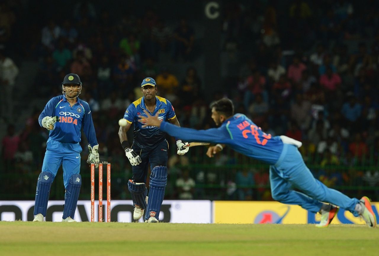Axar Patel tries to stop Angelo Mathews' single, Sri Lanka v India, 4th ODI, Colombo, August 31, 2017
