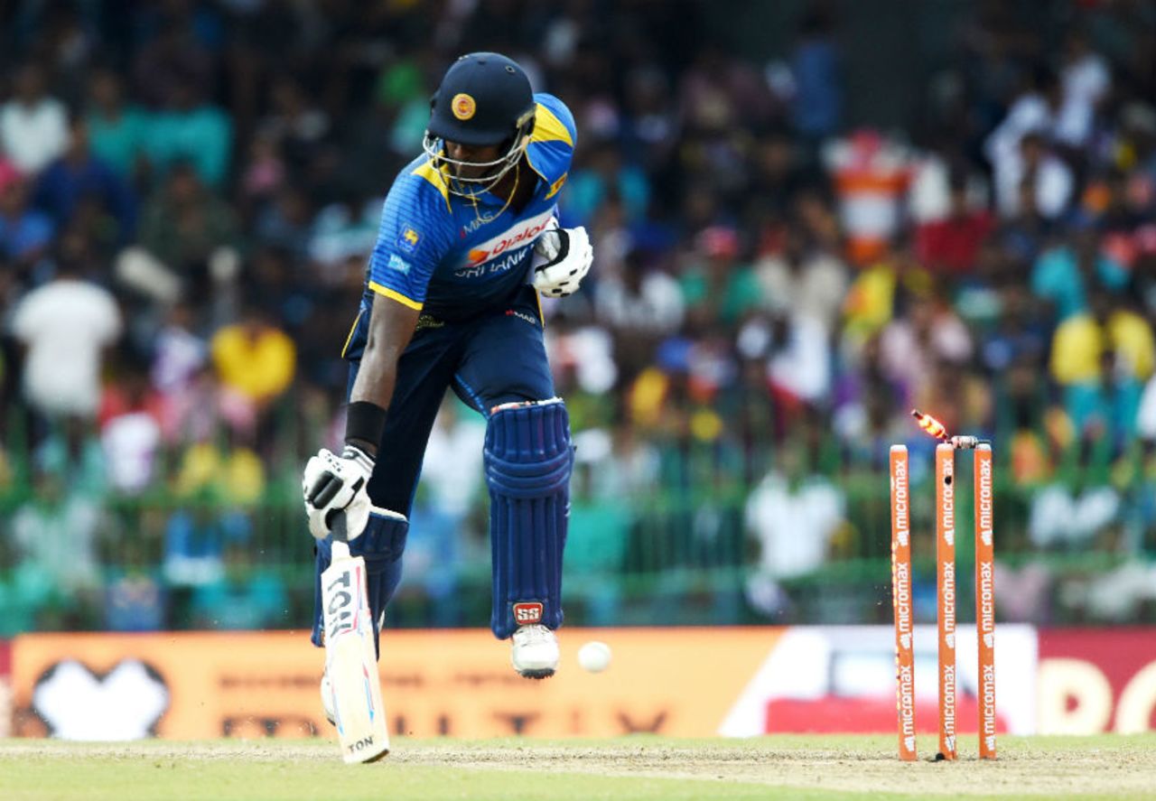 Angelo Mathews was made to stretch his wonky hamstring, Sri Lanka v India, 5th ODI, Colombo, September 3, 2017