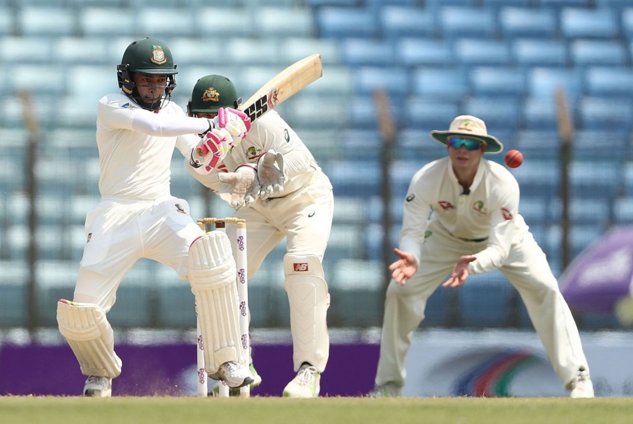 Mushfiqur Rahim pulls off the back foot, Bangladesh v Australia, 2nd Test, Chittagong, 1st day, September 4, 2017