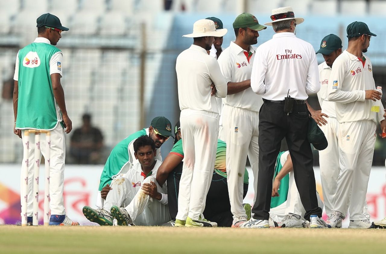 Mehidy Hasan needed medical attention after being hit on the ribs, Bangladesh v Australia, 2nd Test, Chittagong, 3rd day, September 6, 2017