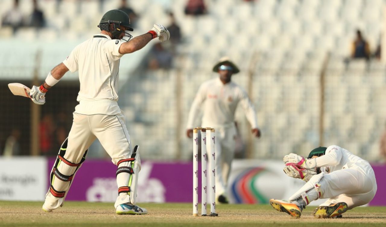 Mushfiqur Rahim completes the catch of Glenn Maxwell, Bangladesh v Australia, 2nd Test, Chittagong, 3rd day, September 6, 2017