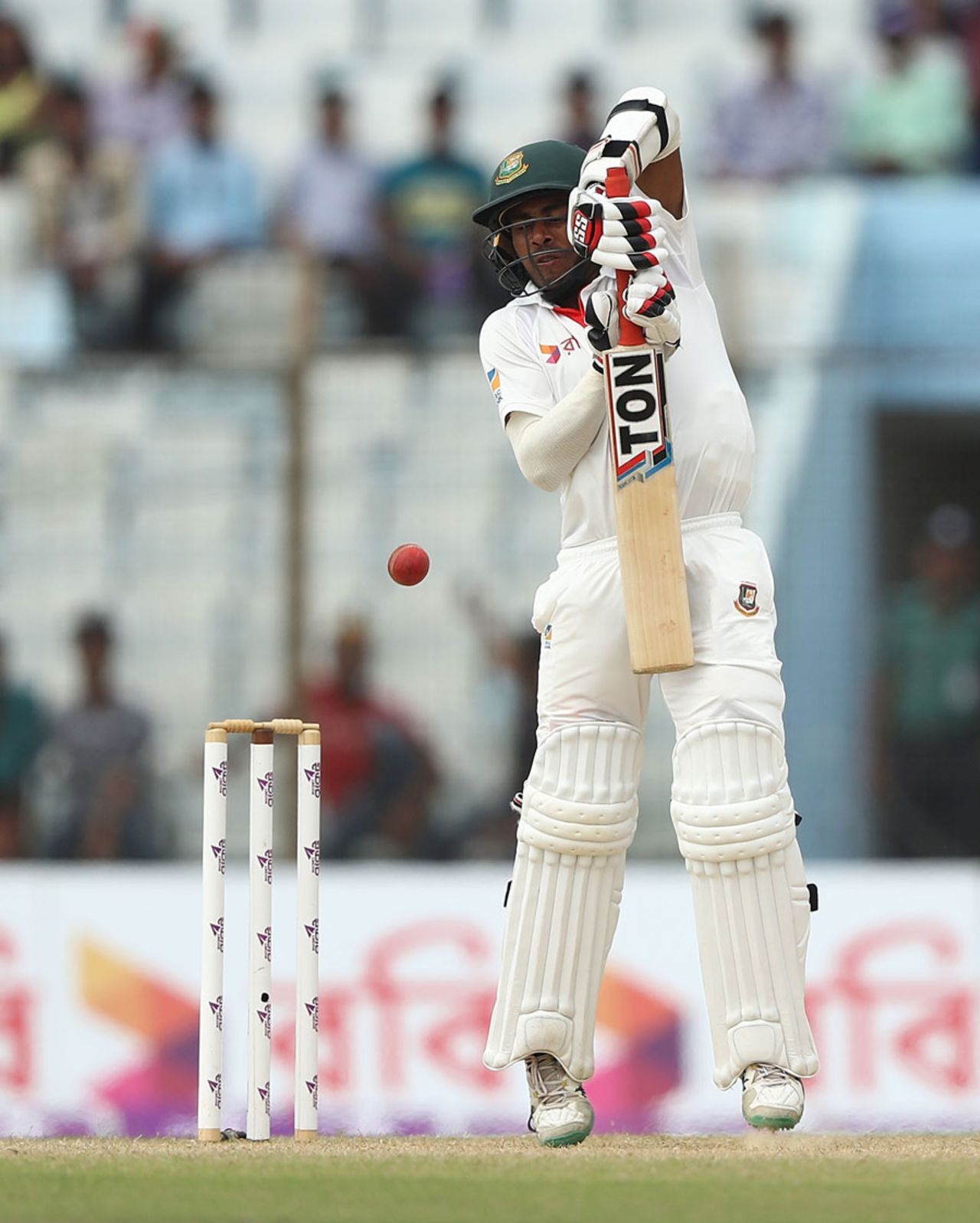 Mehidy Hasan is struck on his thumb by a bouncer, Bangladesh v Australia, 2nd Test, Chittagong, 4th day, September 7, 2017