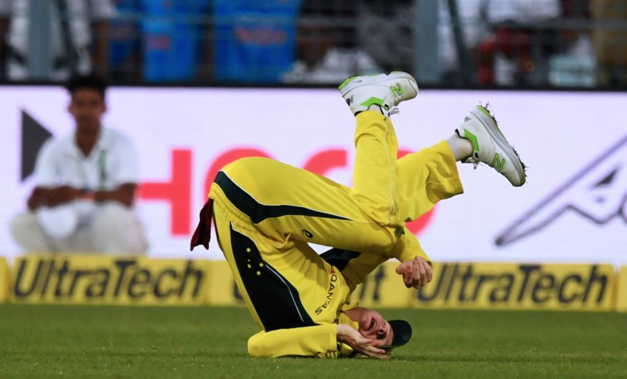 Steven Smith got into an awkward tangle while attempting to take a catch, India v Australia, 2nd ODI, Kolkata, September 21, 2017