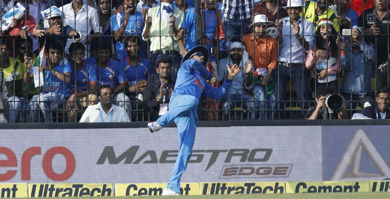 Manish Pandey took a stunning catch at long-off, India v Australia, 3rd ODI, Indore