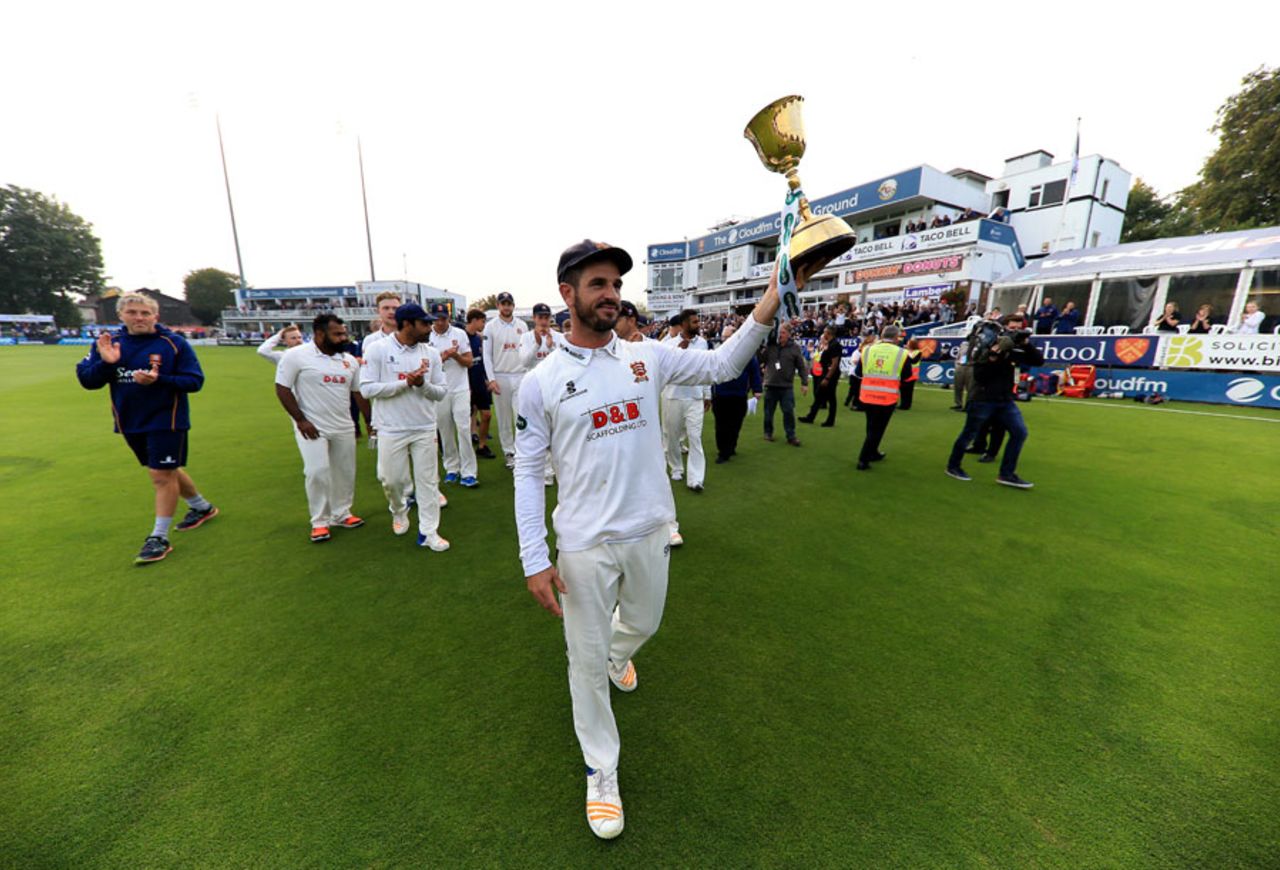 Ryan ten Doeschate holds the Championship trophy aloft, Essex v Yorkshire, Specsavers Championship Division One, Chelmsford, September 27, 2017