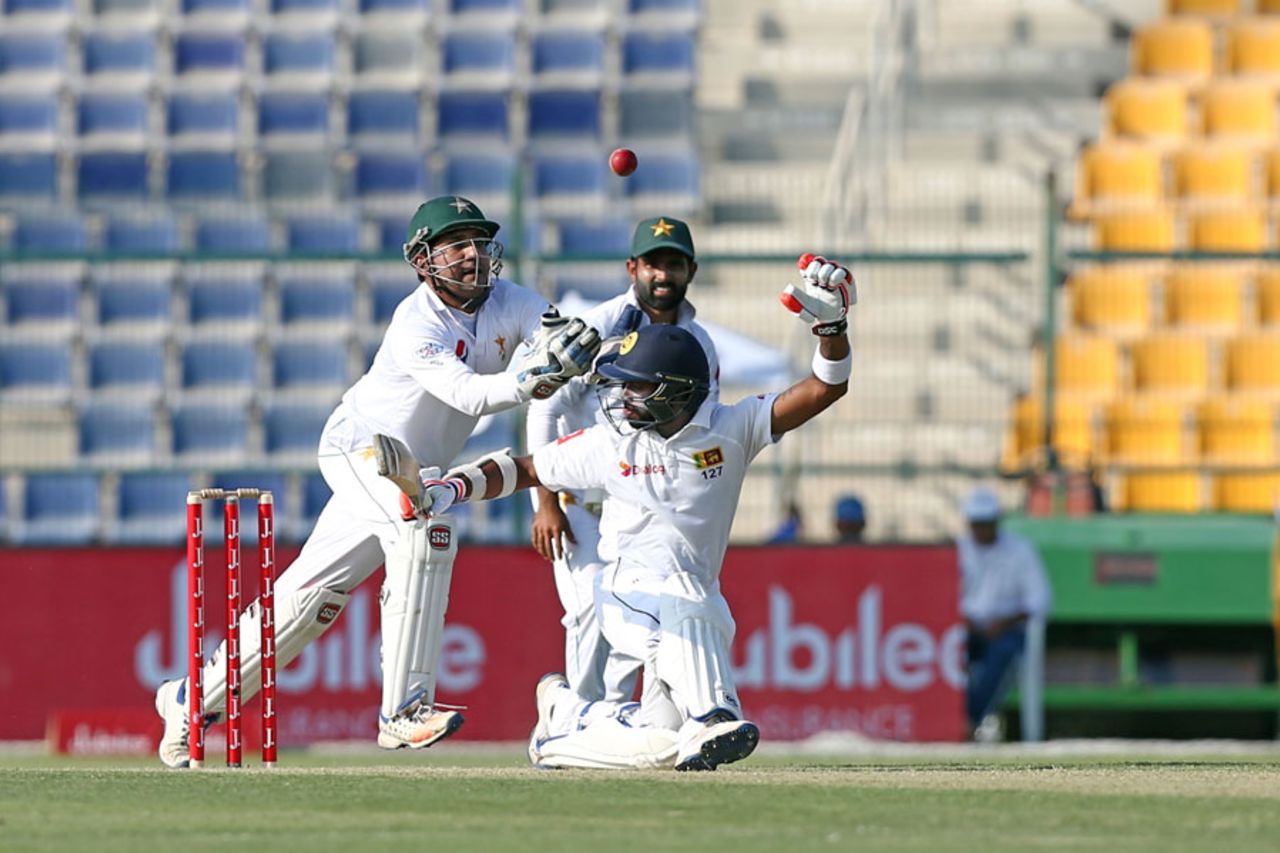 Sarfraz Ahmed attempts to take a catch, Pakistan v Sri Lanka, 1st Test, 1st day, Abu Dhabi, 28 September, 2017
