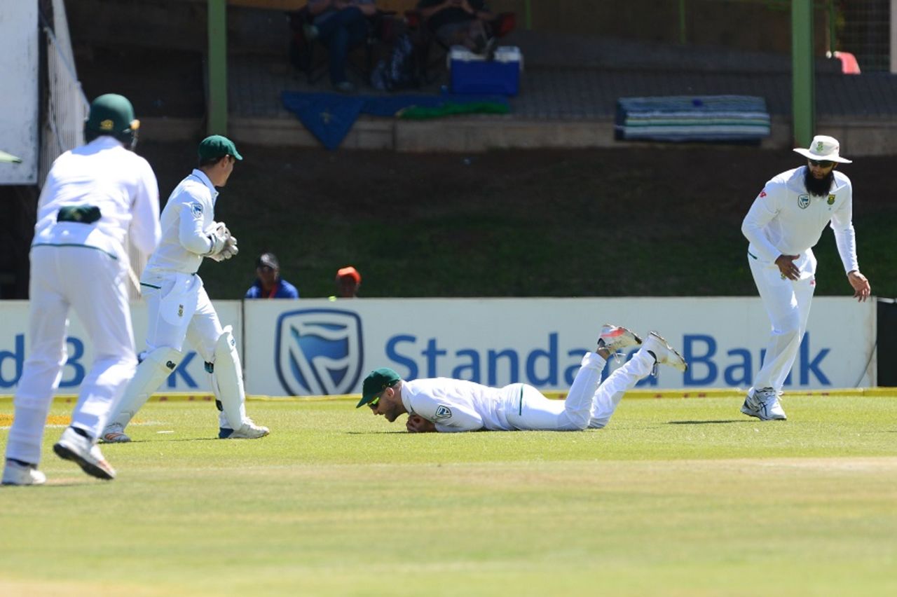 Faf du Plessis took a smart catch to send back Soumya Sarkar, South Africa v Bangladesh, 1st Test, Bloemfontein, 3rd day, October 8, 2017