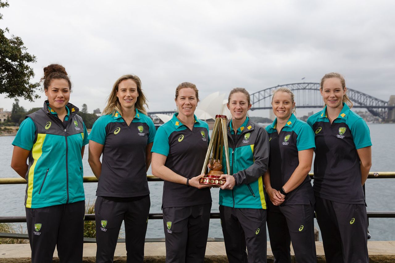 Australia players pose with the Ashes trophy, Women's Ashes 2017-18, Sydney, October 10, 2017