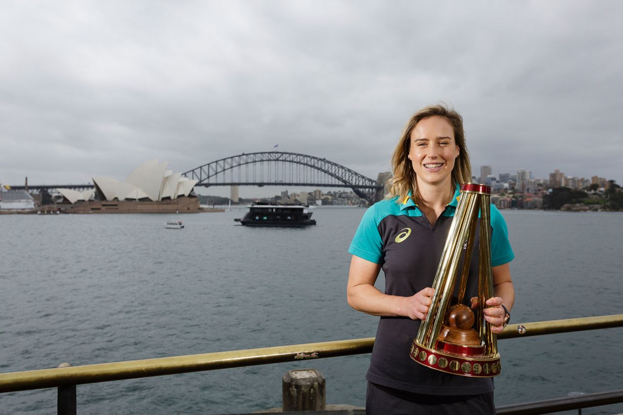 Ellyse Perry poses with the Ashes trophy, Women's Ashes 2017-18, Sydney, October 10, 2017