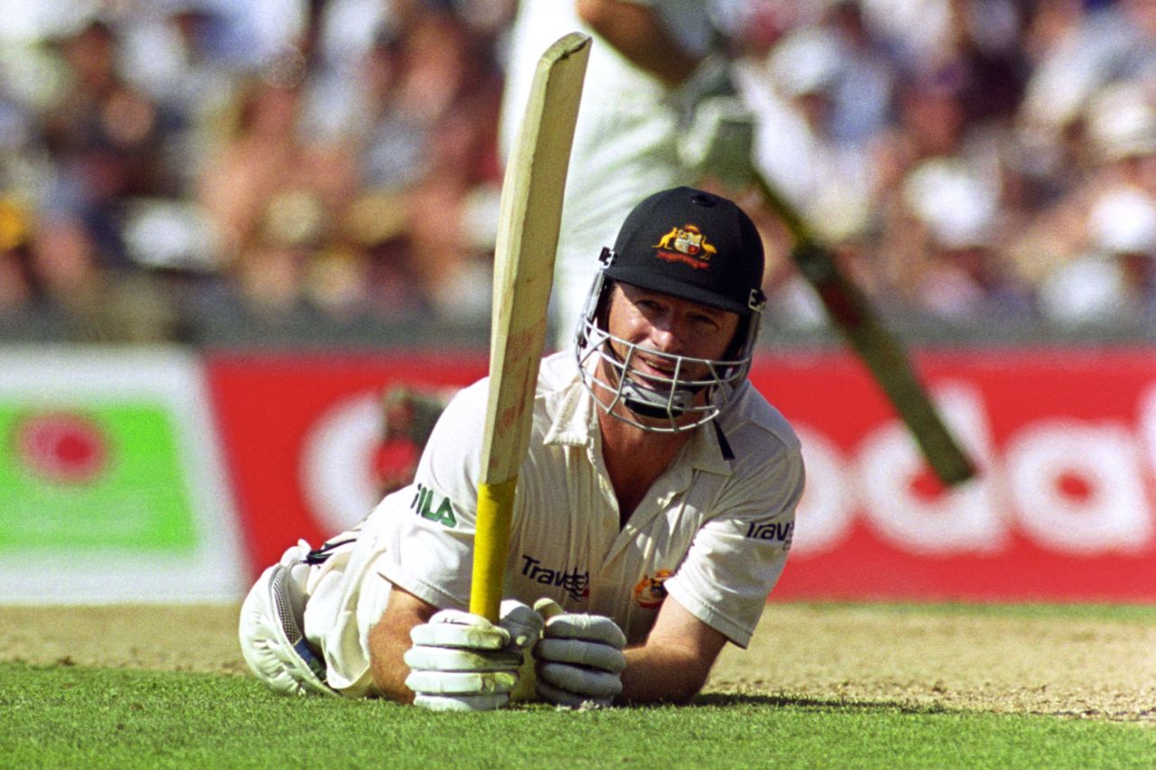 Steve Waugh raises his bat, England v Australia, 5th Test, The Oval, 2nd day, August 24, 2001