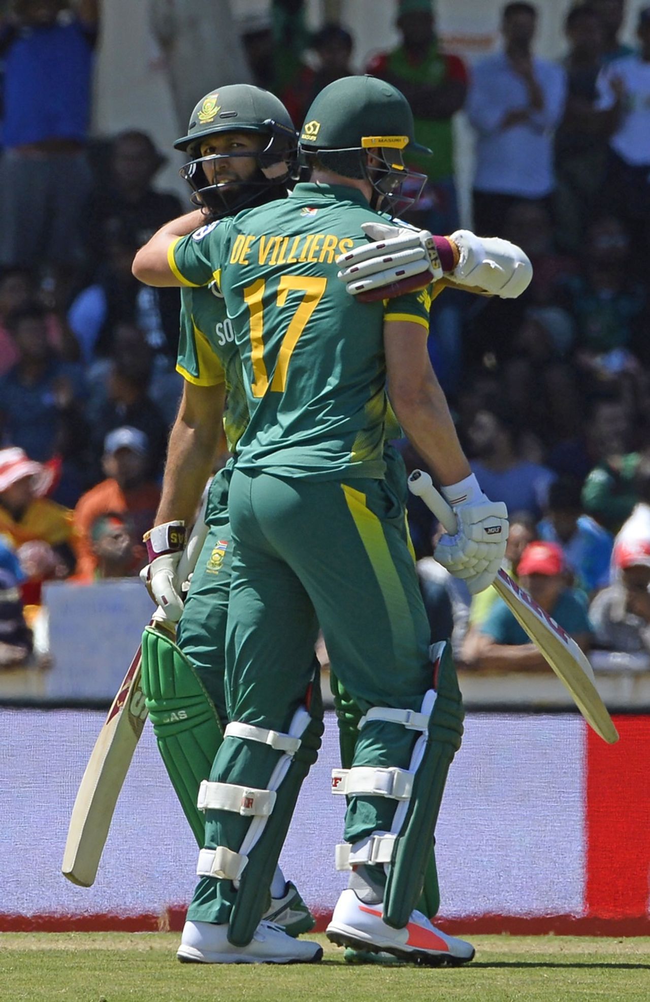 Hashim Amla and AB de Villiers embrace each other, South Africa v Bangladesh, 2nd ODI, Paarl, October 18, 2017