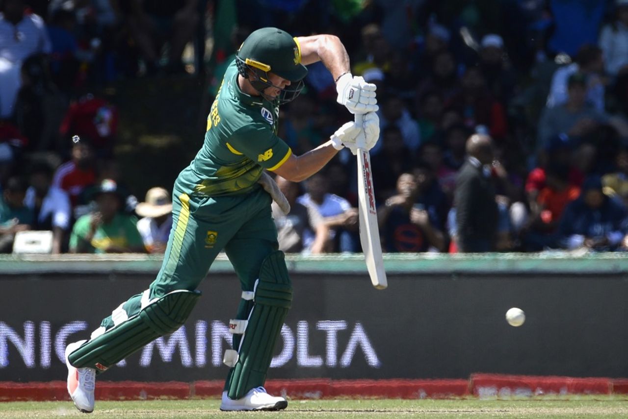 AB de Villiers punches with a high elbow, South Africa v Bangladesh, 2nd ODI, Paarl, October 18, 2017