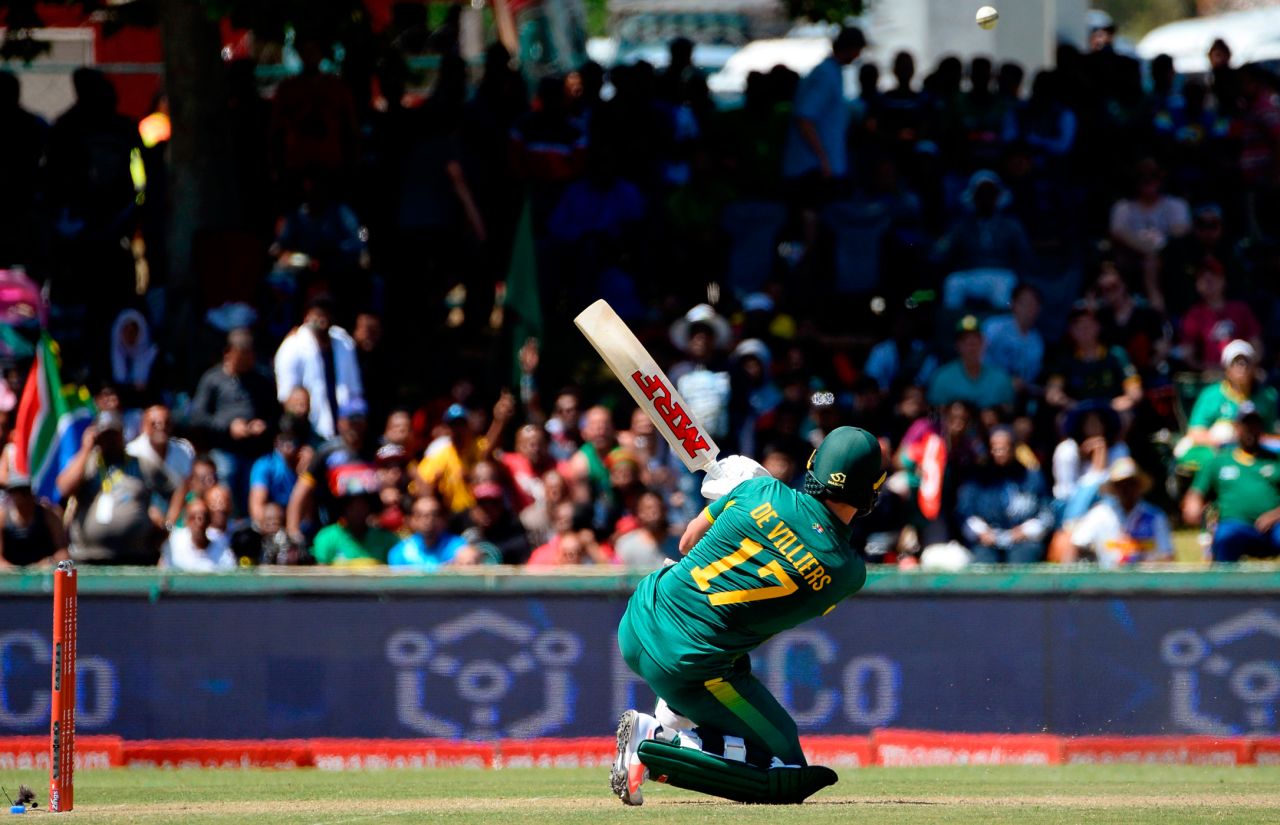 AB de Villiers sends the ball soaring, South Africa v Bangladesh, 2nd ODI, Paarl, October 18, 2017