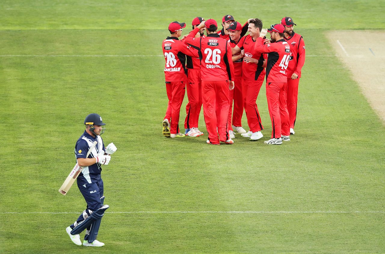 The South Australia side get into a huddle to celebrate Aaron Finch's wicket, South Australia v Victoria, JLT One-Day Cup, elimination final, Hobart, October 19, 2017