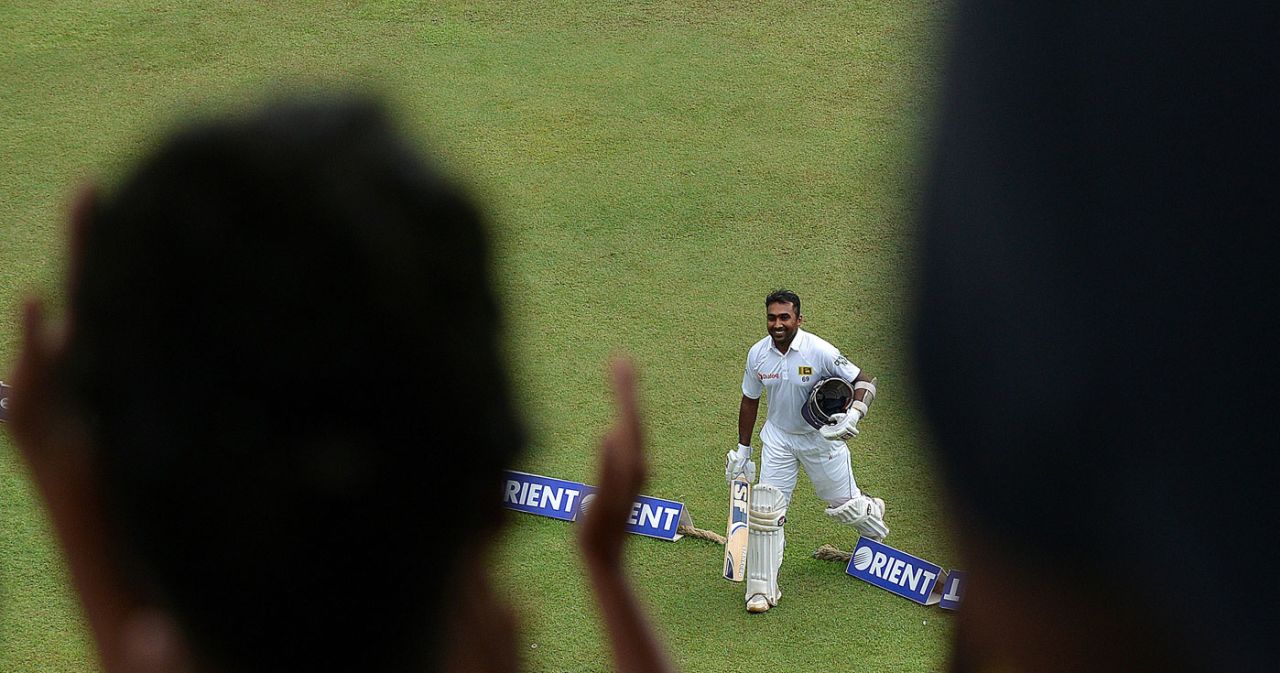 Fans applaud Mahela Jayawardene as he walks off the ground after playing his final Test innings, Sri Lanka v Pakistan, 2nd Test, SSC, 4th day, August 17, 2014
