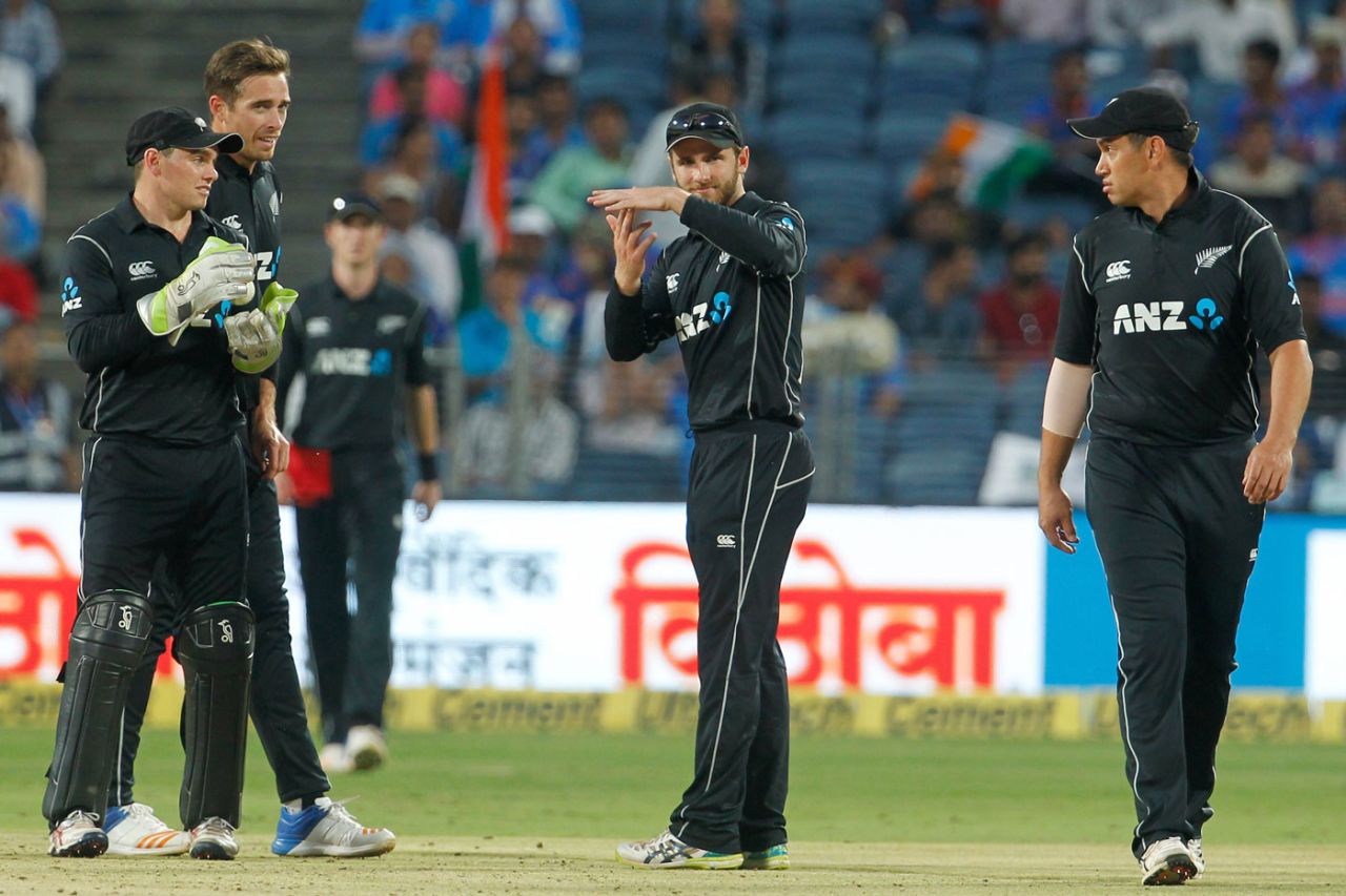 New Zealand are a picture of uncertainty as Kane Williamson signals for a review, India v New Zealand, 2nd ODI, Pune, 25 October, 2017
