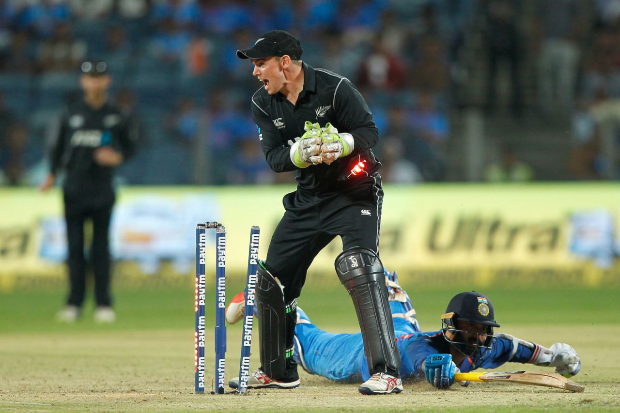Tom Latham appeals for run out as Dinesh Karthik puts in a dive, India v New Zealand, 2nd ODI, Pune, 25 October, 2017
