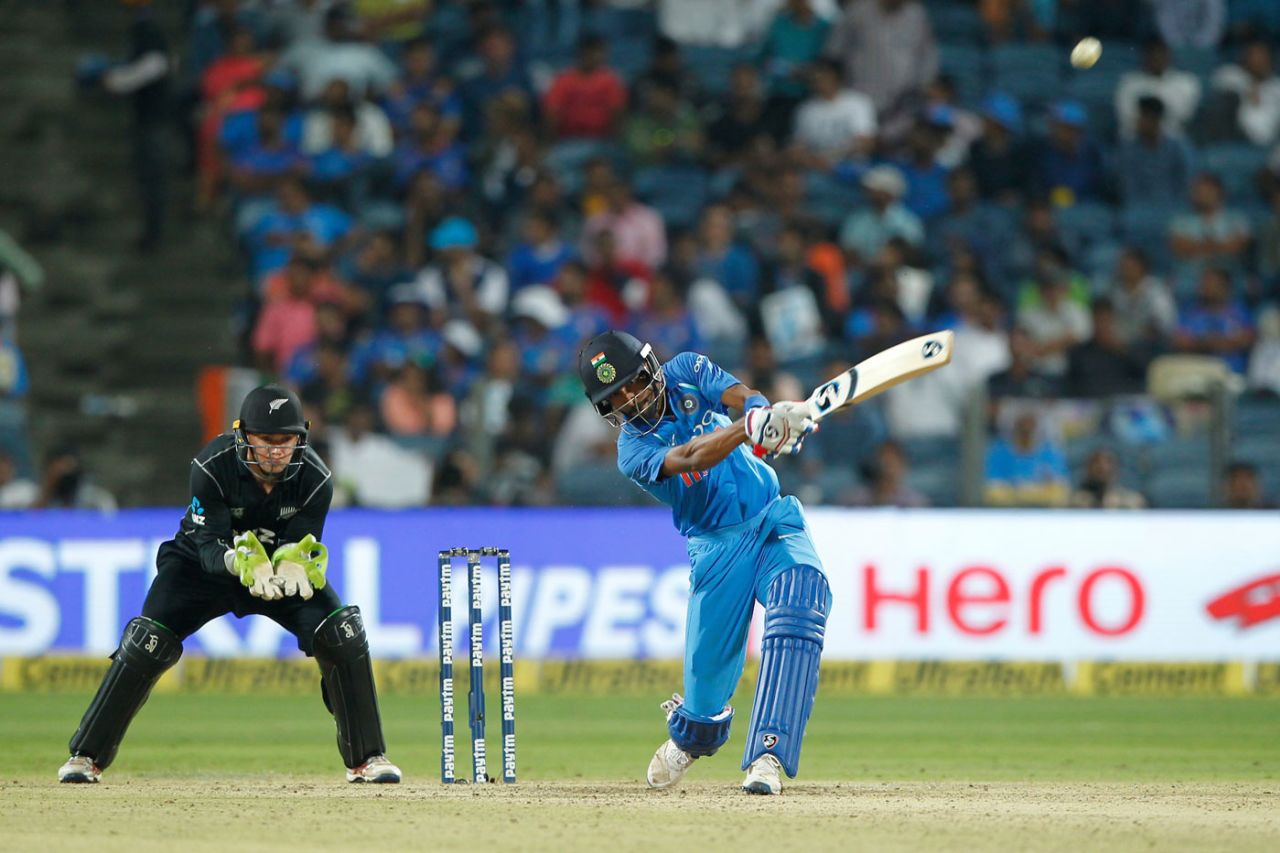 Hardik Pandya tonks one over long-on, India v New Zealand, 2nd ODI, Pune, 25 October, 2017