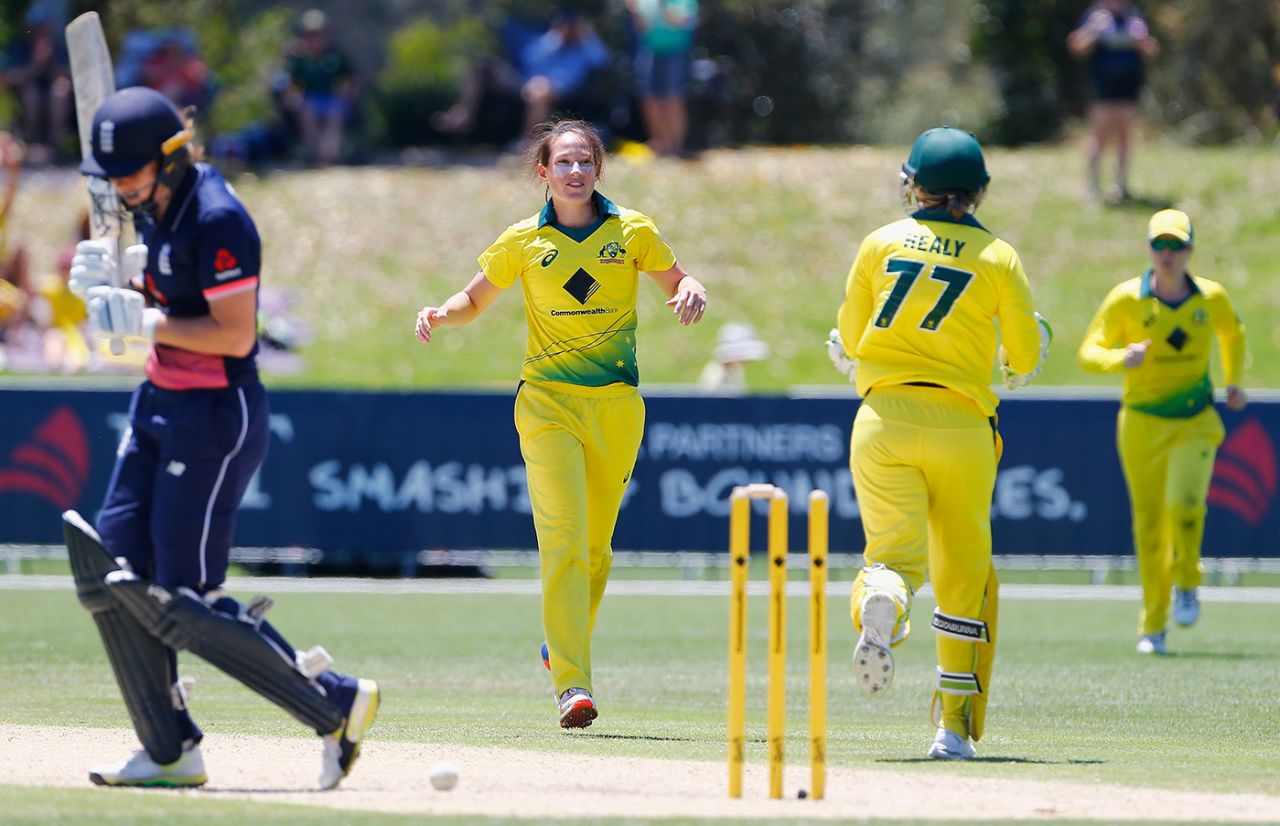 Megan Schutt picked up her second successive four-for, Australia v England, Women's Ashes 2017-18, 3rd ODI, Coffs Harbour, October 29, 2017 