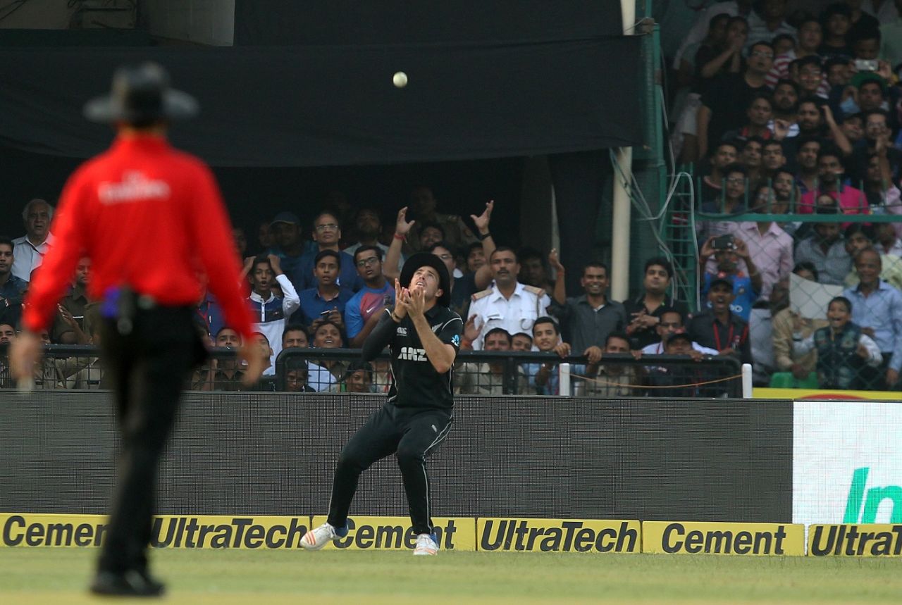 Tim Southee prepares to take a catch, India v New Zealand, 3rd ODI, Kanpur, October 29, 2017
