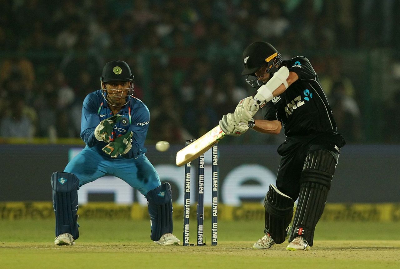 Kane Williamson keeps his eyes on the ball, India v New Zealand, 3rd ODI, Kanpur, October 29, 2017
