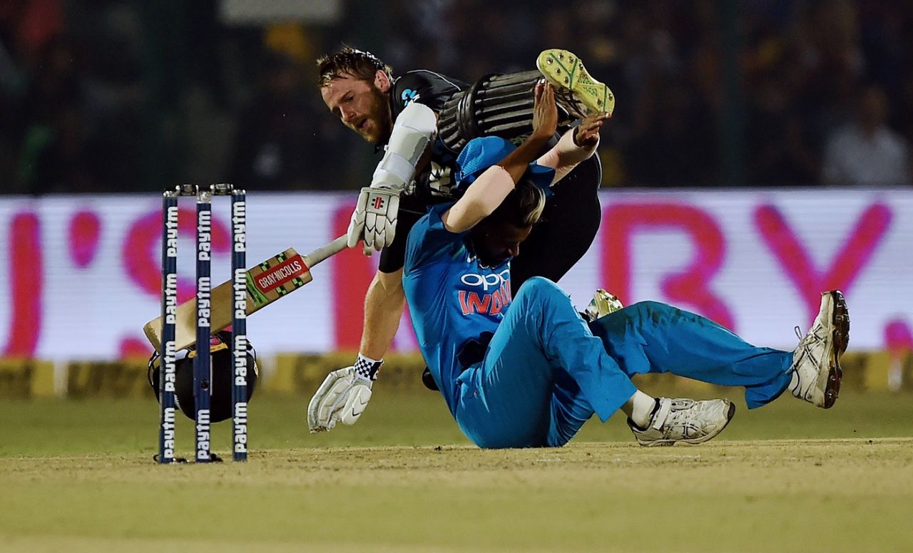 Kane Williamson and Hardik Pandya were involved in a collision, India v New Zealand, 3rd ODI, Kanpur, October 29, 2017