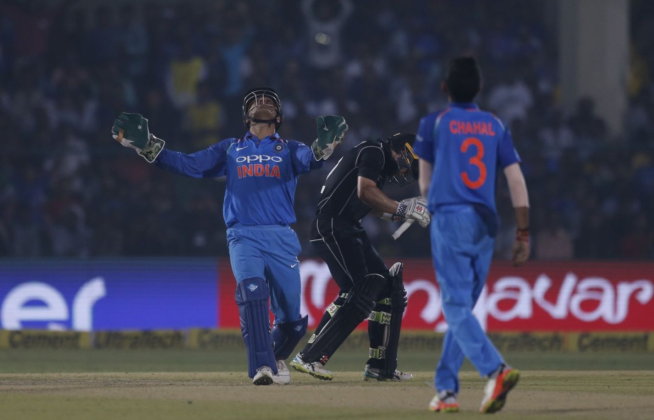Kane Williamson backs away so as not to obstruct MS Dhoni from taking a catch, India v New Zealand, 3rd ODI, Kanpur, October 29, 2017